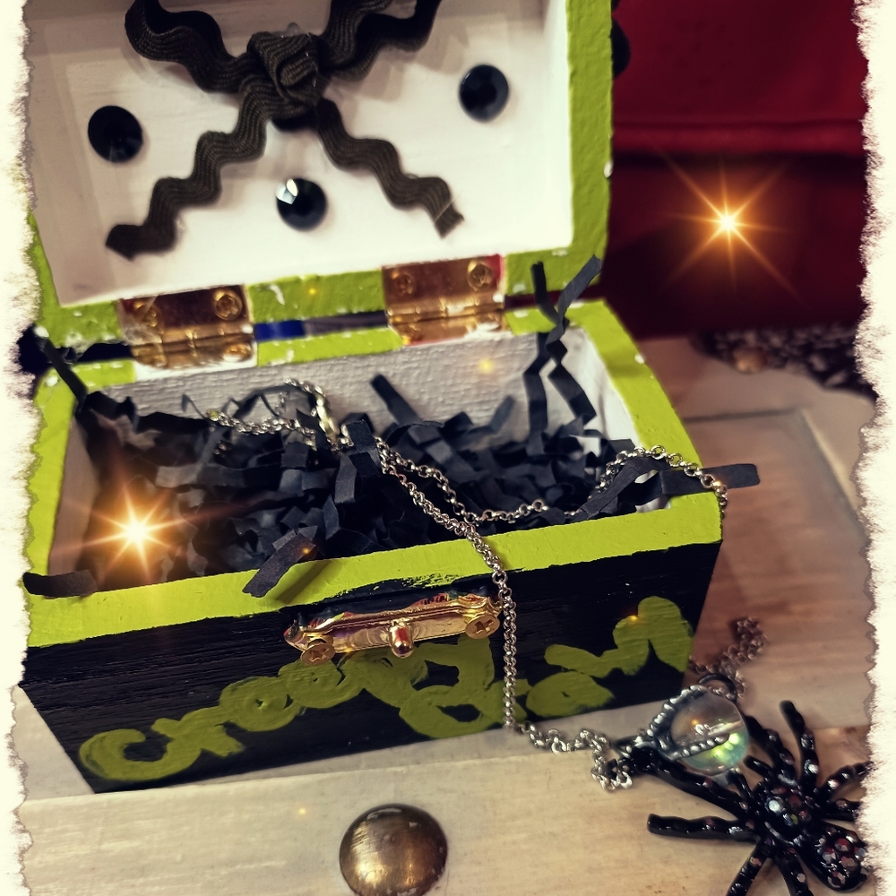 Jewelry box with necklace